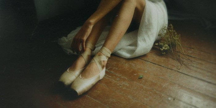 1332x850 Wallpaper floor, sitting, Ballerina, Pointe shoes images for