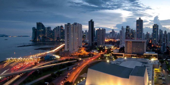 2560x1440 Panama City