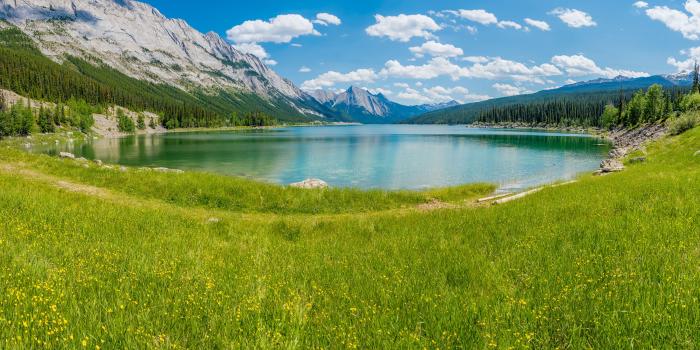 3840x2160 Panoramic Medicine Lake In Jasper National Park Alberta Canada