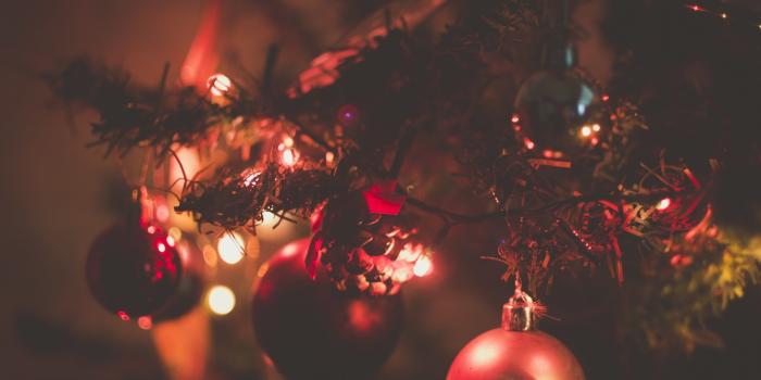 2560x1594 Red baubles, lights, macro, christmas lights HD wallpaper