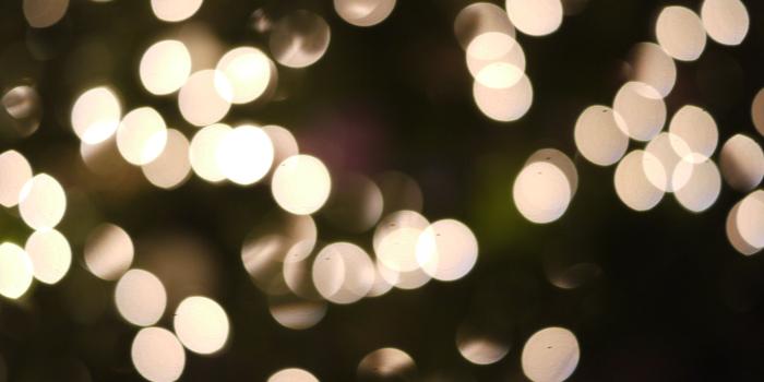 4000x2248 Free download Blurred white lights with green and red hues No cost