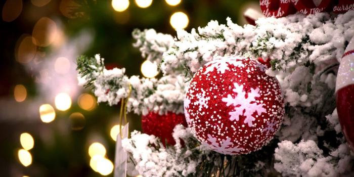 1332x850 Wallpaper winter, red, lights, toy, tree, ball, New Year