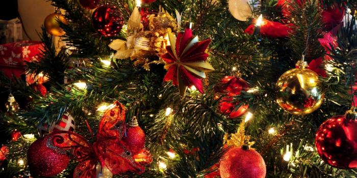 2560x1440 Merry Christmas Tree Decoration Lighting Balls Ribbon Red Hd Wallpaper