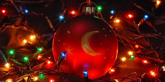 2048x1536 Red Christmas tree toy HD wallpaper download