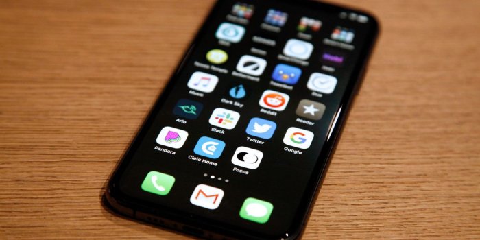 1200x800 The magic black wallpaper that makes your iPhone dock and folders