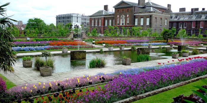 2560x1440 England, London, Kensington, park, flowers, house wallpaper