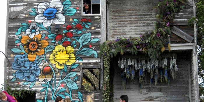 2048x1536 Abandoned and Auctioned, an Old House Finds a Future in Flowers