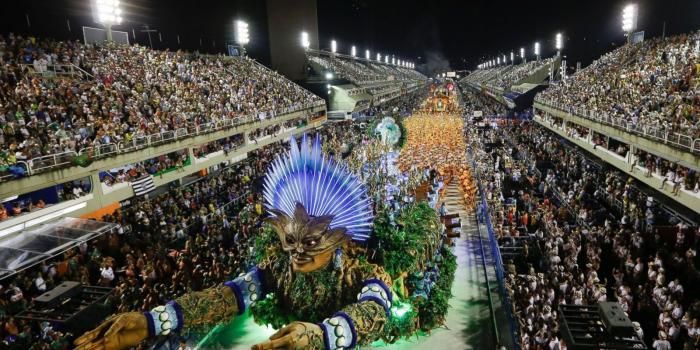 1600x1067 The Vila Isabel samba school parade float processes forward during
