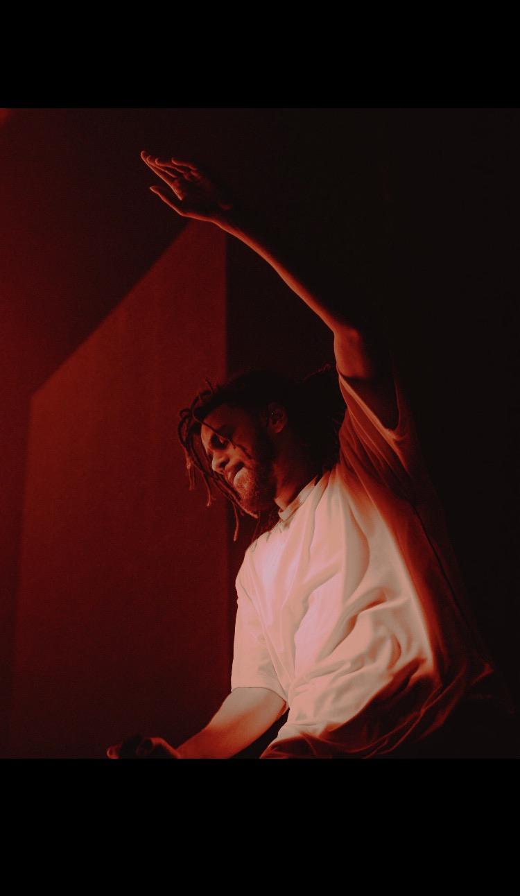 750x1292 Anyone think they could add a crown to this wallpaper? : Jcole