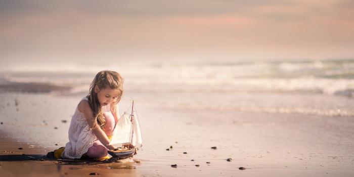 1920x1080 Cute little girl play toy boat, sea, beach 640x1136 iPhone 5/5S/5C