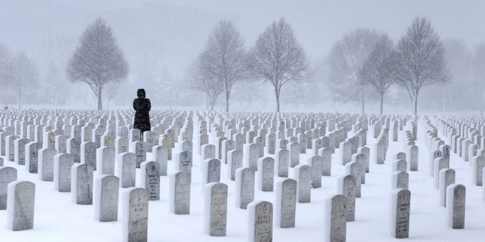 1600x900 Photographer Captures Haunting Image of Lone Woman Visiting