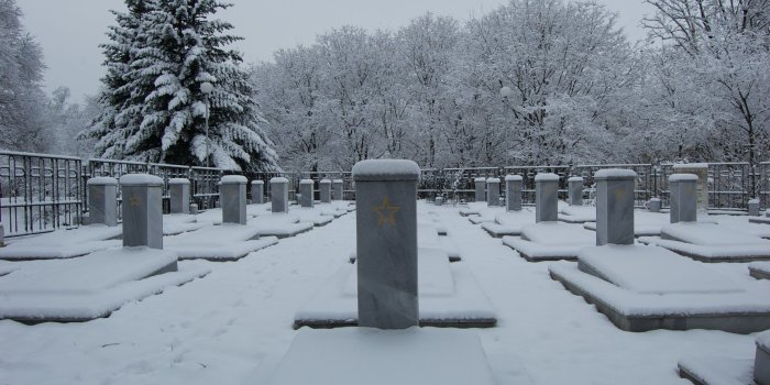 3008x2000 Russian cemetery « Kirichkov.com