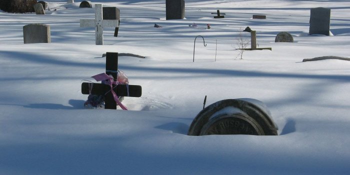 1024x768 Snowy Cemetery | Tom Eubig