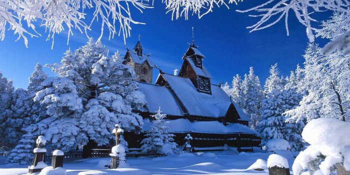 2560x1600 Snowy church
