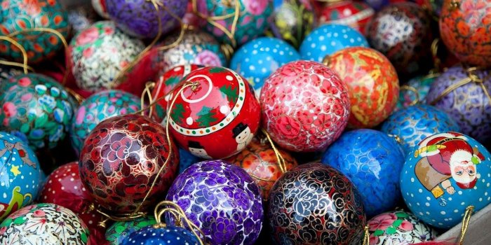 1332x850 Wallpaper colorful, Christmas, balls, color, New Year, Christmas