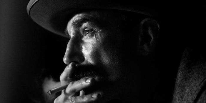 2441x1737 smoking men actors daniel daylewis portraits 2441x1737 wallpaper