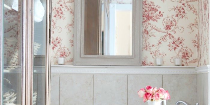 1048x1600 7 inspirations for marble and wallpaper bathroom designs - FRENCH