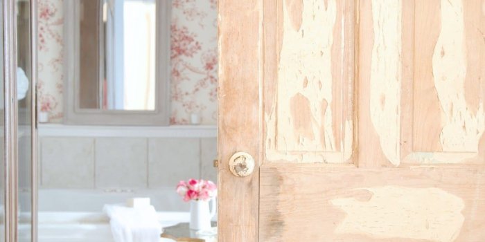 1067x1600 7 inspirations for marble and wallpaper bathroom designs - FRENCH