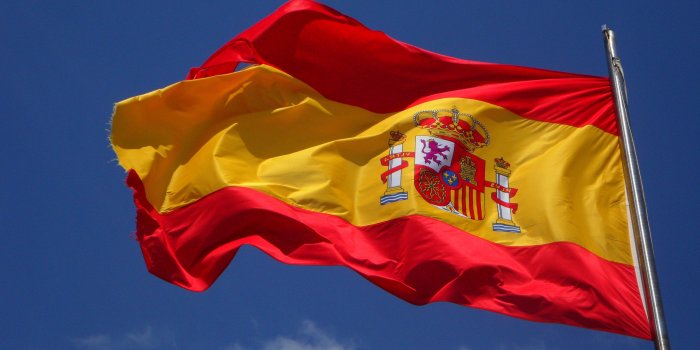 4320x3240 Spain Flag in Pole · Free Stock Photo