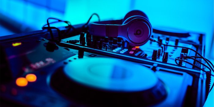 2509x1673 equalizer with beats headphones free image | Peakpx