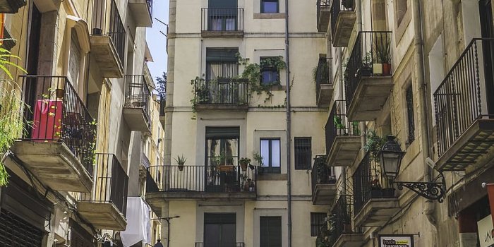 910x1365 HD wallpaper: spain, barcelona, streets, gothic quarter, woman