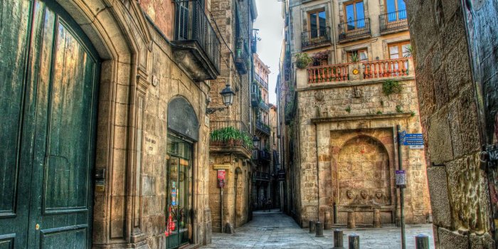 2048x1360 Street in Barcelona, Spain HD Wallpaper | Background Image