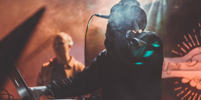 4896x3264 Man in black suit jacket, DJ, laptop, turntables, smoke HD