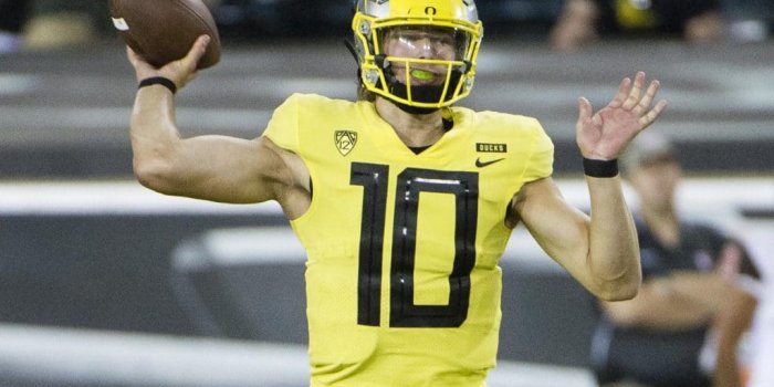 1024x768 Justin Herbert serves as steadying force as Oregon cruises to