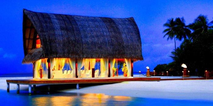2880x1800 Beach House Maldives Wallpaper - Tropical Beaches At Night, Hd