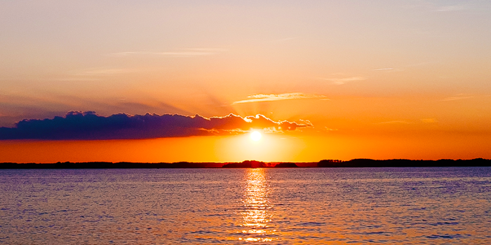 1080x1920 January calendar Phone Wallpaper over a dreamy scene from Ocean