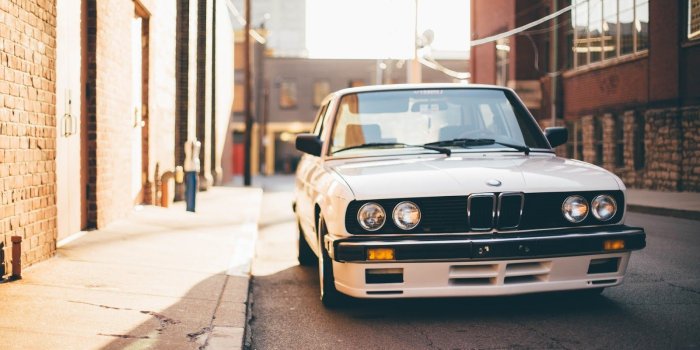 1600x1066 Classic BMW on the Street | Desktop Wallpaper