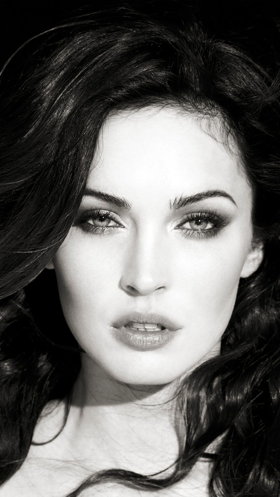 950x1689 Megan Fox 2019 Black & White Free 4K Ultra HD Mobile Wallpaper