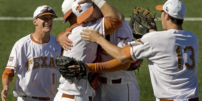 2000x1228 loyda foster on Hook`em horns | Baseball wallpaper