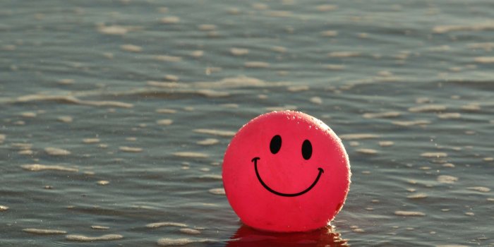 2560x1700 Free download ball beach happy ocean pink smile smiley 4k