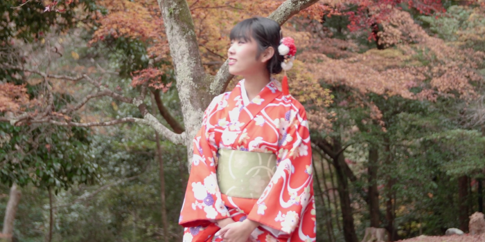 1920x1080 Japanese Girl Red Kimono Walking Through Kyoto Forest - Kimono