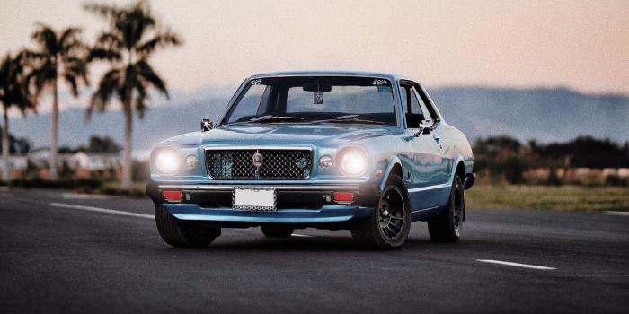 1366x768 Download wallpaper 1366x768 car, old, blue, front view, headlights