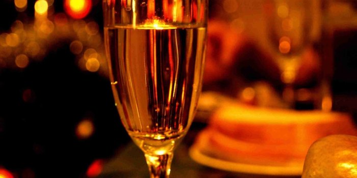 1920x1080 white wine in pub | Wine wallpaper, White wine, Wine
