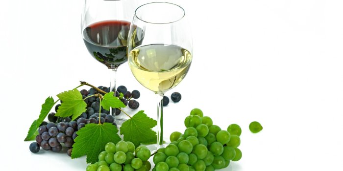 2880x1800 Wallpaper Green and red grapes, wine, red wine, glass cups, white