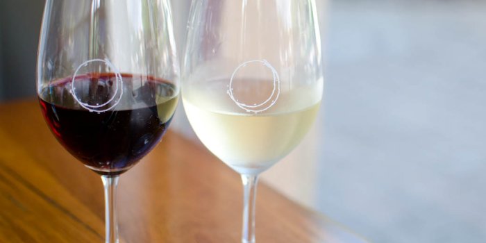 1040x780 White and Red Wine HD Wallpapers Desktop