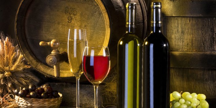 5120x2880 White and red wine in the cellar - Wine barrels Wallpaper Download