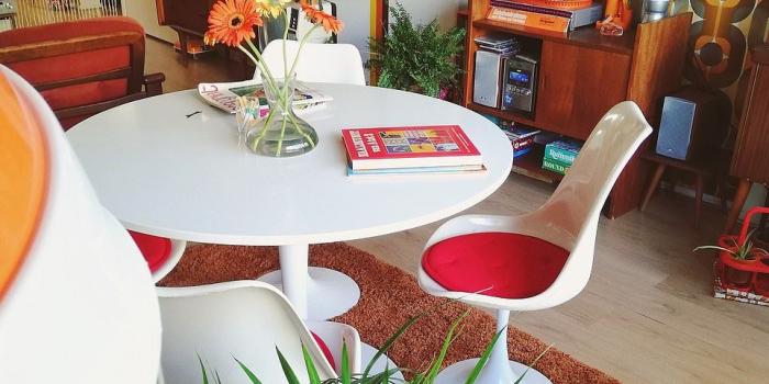 962x1203 Dutch millennial transforms flat into one from the 1970s with