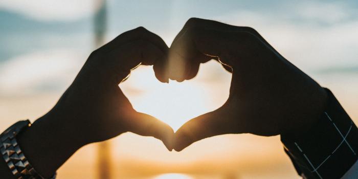 2560x1440 Wallpaper of Hands, Heart, Sunset, Glare background & HD image