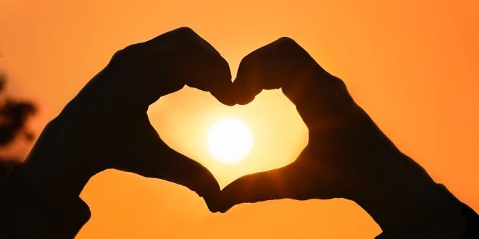 1920x1080 Download wallpaper 1920x1080 hands, fingers, heart, sun, sunset