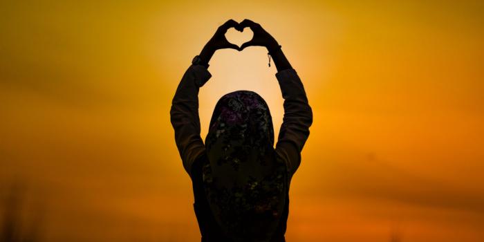 3415x3415 Download wallpaper 3415x3415 silhouette, heart, sunset, girl ipad