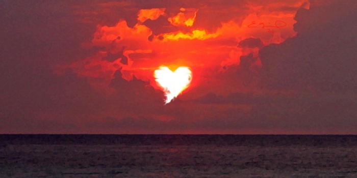 1600x1200 Download desktop wallpaper sunset over the sea, the sun in the