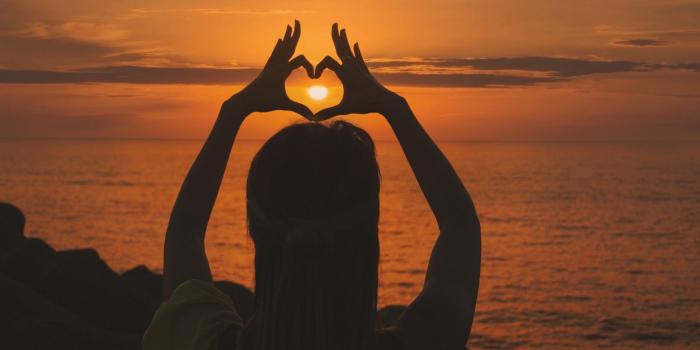 1680x1050 Wallpaper 4k sunset, heart, hands, back 4k Hands, Heart, sunset