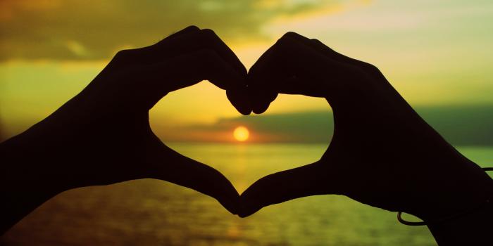 1280x853 8589130436533-hands-making-a-heart-in-the-sunset-wallpaper-hd