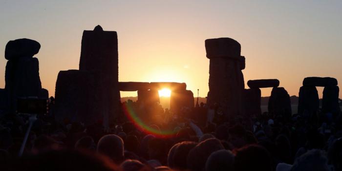 1600x900 Summer solstice: 10,000 watch sunrise at Stonehenge - ABC News