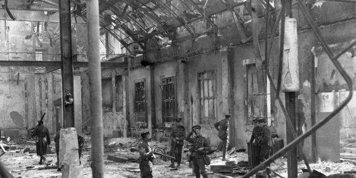 1920x1200 Legacy : Soldiers inspect the interior of the Dublin's General