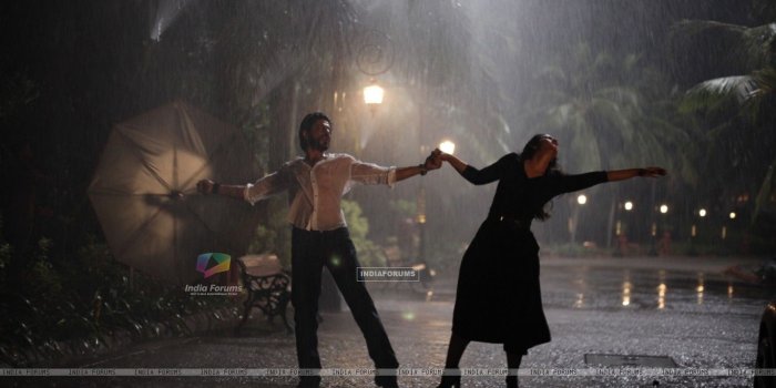 1366x768 Shah Rukh Khan And Kajol - Bollywood Dancing In The Rain (#179004